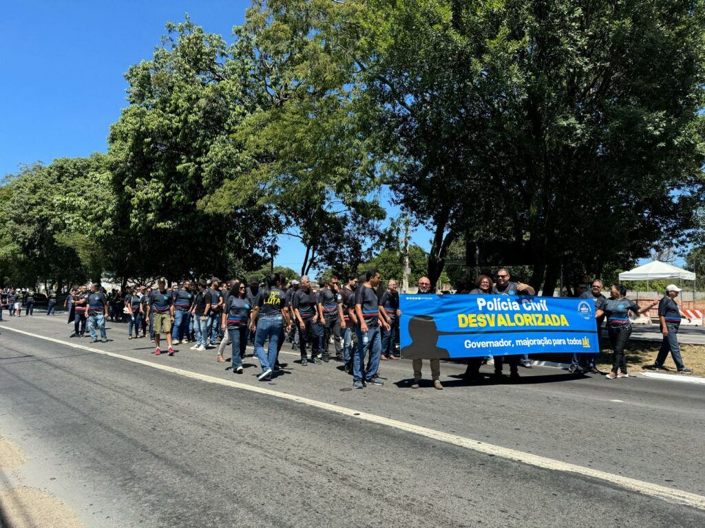 Caminhada dos policiais civis na Av. Goes de Monteiro