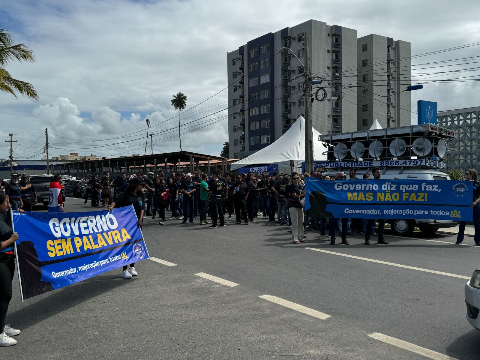 Ato em frente à PGE